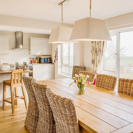 Farmhouse-ivt * Scarborough