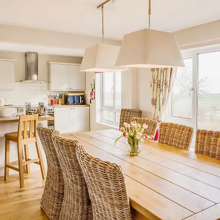 Farmhouse-ivt * Scarborough